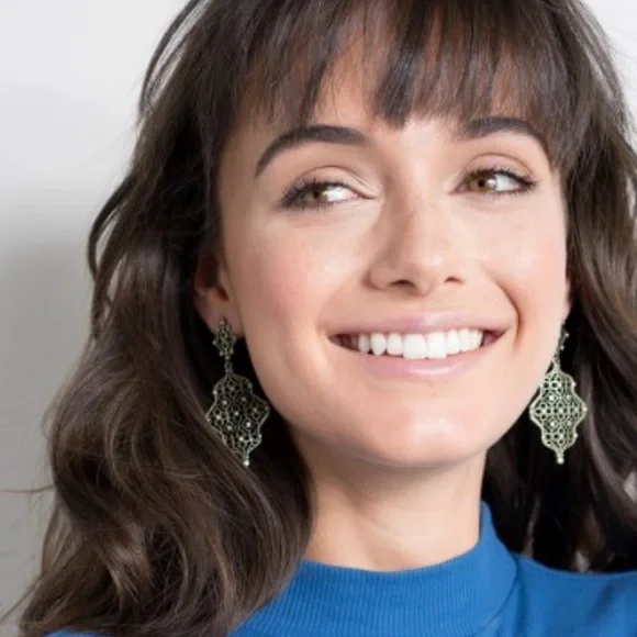 Kendra Scott Gold Renee Earrings - Picture 16 of 16